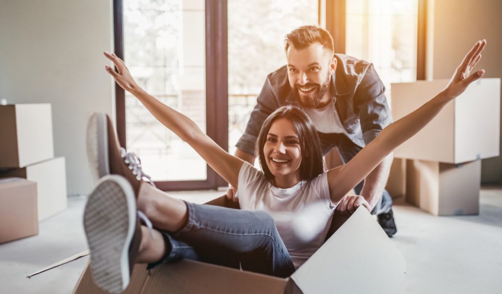 Happy,Couple,Is,Having,Fun,With,Cardboard,Boxes,In,New